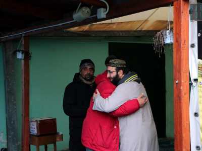Ma ecco che i primi fedeli iniziano ad arrivare: entrano in silenzio. Si salutano e si abbracciano pronunciando il tipico saluto islamico: "salam aleikum". Sono qui per la la Jumuʿa, la preghiera comunitaria